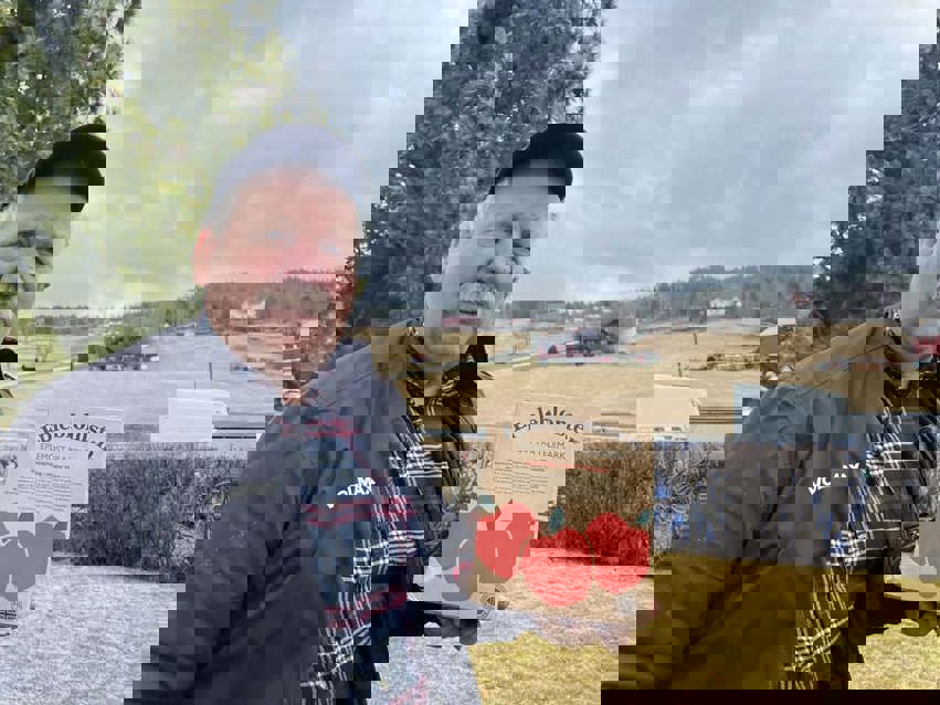 Tok en pall på strak arm